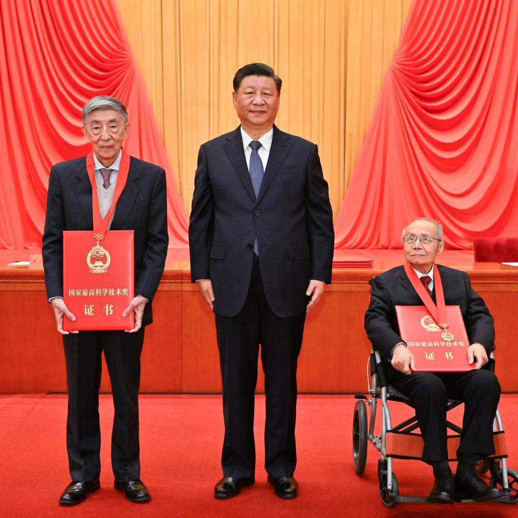 Xi entrega premio a destacados científicos
